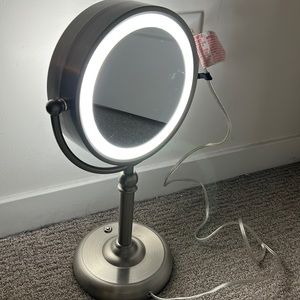 Vanity Mirror Light - with magnified view on one side